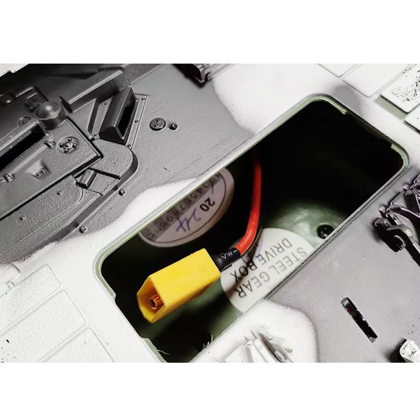 2.4G Henglong 1/16 7.0 Leopard2A6 RC Tank 3889 Metal Gearbox Suspension Bars BB IR Barrel Recoil Sound Smoking Light Battery